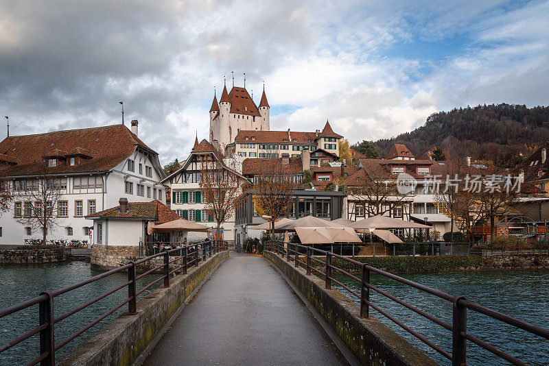 图恩的桥和图恩城市的景色，图恩城堡(Schlossberg Thun)为背景-图恩，瑞士